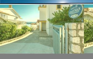 a sign for aale mandala on a fence next to a house at Gorgeous Apartment In Omisalj With Wifi in Omišalj