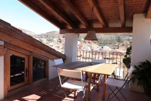 a patio with a table and chairs on a balcony at La Casa de las Pajaritas in Pasarón