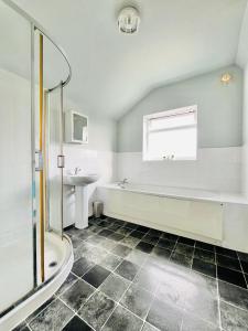 ein Badezimmer mit Dusche, Badewanne und Waschbecken in der Unterkunft Luna Cottage - Grove Road Cottages in Stratford-upon-Avon