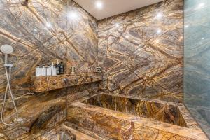 a bathroom with a brown marble wall at Carlton Luxury Kings Mansion - 5min to CBD, Garage and Rooftop in Melbourne +39 photos