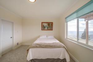 Postelja oz. postelje v sobi nastanitve Cozy Chelan Apartment with Epic Mountain Views!