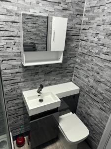 La salle de bains est pourvue d'un lavabo et d'un miroir. dans l'établissement 2 Bedroom Lavish Apartment Prince Street Bridlington Sleeps 5 Netflix HARBOUR LOCATION, à Bridlington