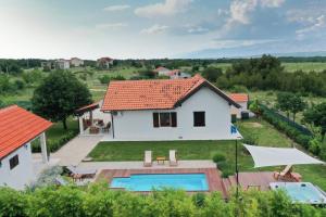 Bazén v ubytování Villa Ena with Pool & Jacuzzi nebo v jeho okolí