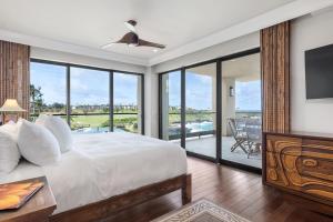 um quarto com uma cama grande e uma varanda em Timbers Kauai Ocean Club & Residences em Lihue