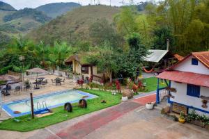 einen Luftblick auf ein Resort mit einem Pool in der Unterkunft Pousada Suiça in Santa Leopoldina