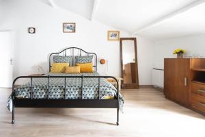 Voodi või voodid majutusasutuse Chambre d'hôtes Les Cyprès de l'île toas +22 fotot