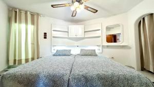 um quarto com uma cama e uma ventoinha de tecto em Maya Powered by SolymarCalma em Costa Calma