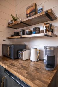 Dapur atau dapur kecil di Luxury tiny cottage with deck hammock and hot tub! +16 gambar