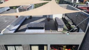 einen Balkon mit Blick über die Decke mit einem Zelt in der Unterkunft Cozy room in big Apartmet in Mexiko-Stadt