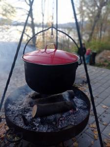 a pot sitting on top of a camp fire at Stodoła z widokiem in Żywiec