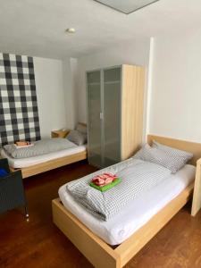 a bedroom with two beds and a glass cabinet at Zur Auguststadt in Wolfenbüttel