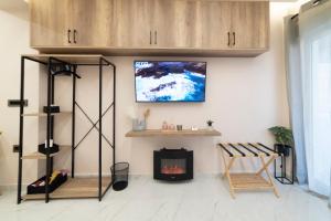 TV a/nebo společenská místnost v ubytování Elite Suite Loutraki