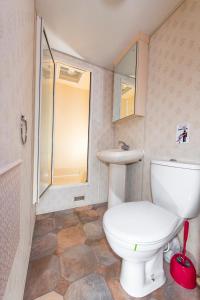 a bathroom with a toilet and a sink at Domki Letniskowe Plaża Sianożęty in Sianozety