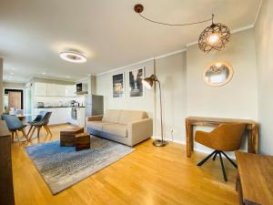 - un salon avec un canapé et une table dans l'établissement Amaroo - Apartments Potsdam “Brandenburger Tor”, à Potsdam