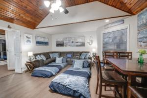 uma sala de estar com um sofá e uma mesa em Cozy Texas Vacation Rental Near Lewisville Lake! em Lake Dallas