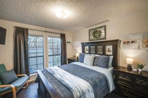 um quarto com uma cama e uma janela em Cozy Texas Vacation Rental Near Lewisville Lake! em Lake Dallas