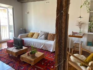 La linterna de San Lorenzo في برغش: غرفة معيشة مع أريكة بيضاء وتلفزيون