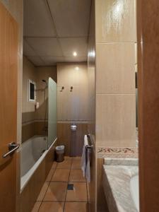y baño con bañera, aseo y lavamanos. en Rambla Alicante Contactless, en Alicante