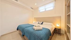 ein Schlafzimmer mit einem großen Bett und einer blauen Decke in der Unterkunft Viva Riviera Brand New Top Floor close Croisette in Cannes