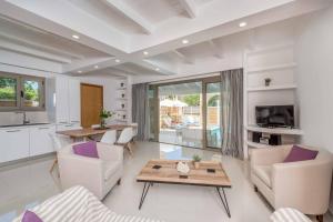 Η κουζίνα ή μικρή κουζίνα στο Villa Lefki Sofita