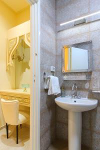 a bathroom with a sink and a mirror at Gîte Feki in Sfax