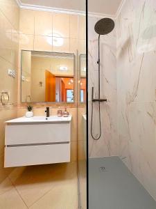 La salle de bains est pourvue d'un lavabo et d'une douche. dans l'établissement AlbufeiraOrada by Be Cherish, à Albufeira
