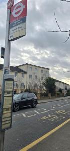 um carro estacionado ao lado de uma rua em Nice and Cosy Flat in London/Ilford/Barking, United Kingdom em Barking