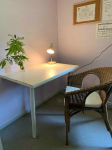 una mesa con una lámpara sentada junto a una silla en 13-room Holiday Home, 500 M To The Beach, en Vig