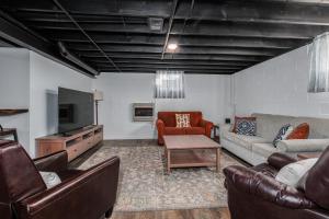 sala de estar con sofás, sofá y mesa en The Craftsman's Homestay, en Gordonville