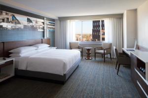 una habitación de hotel con una cama grande y una mesa en Kansas City Marriott Country Club Plaza en Kansas City