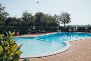 una gran piscina de agua azul en un patio en Simona's Home en Desenzano del Garda