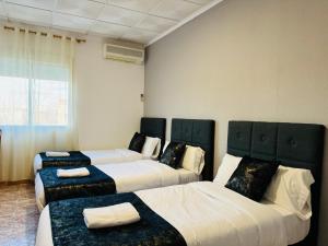 Zimmer mit 3 Betten in einem Zimmer in der Unterkunft Ballestar Hotel Bar & Grill in Barajas de Melo