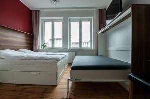 sypialnia z 2 łóżkami i oknem w obiekcie Smolna Apartments by Your Freedom w Warszawie