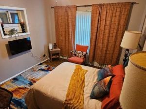 Postel nebo postele na pokoji v ubytování Book now for DC Jazz Fest! Sunny Spacious 2BR, 1BA Private Suite DC East - PG County