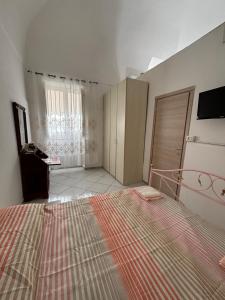 um quarto com uma cama grande e uma cómoda em Maria house em Scafati