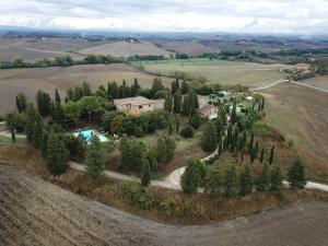 uma vista aérea de uma casa com árvores e uma estrada em Agriturismo La Torre Di Monsindoli em Siena