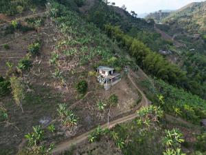 una vista aérea de una casa en una colina en Montecafé Jardín, en Jardín