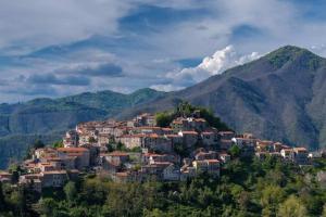 un pueblo en una colina en las montañas en Casa Bellavista en Montefegatesi