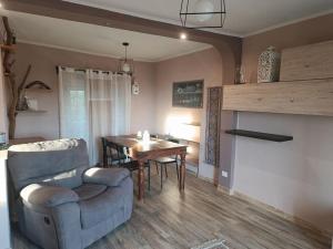 uma sala de estar com um sofá e uma mesa de madeira em Casa Bellavista em Montefegatesi