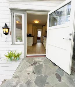 an open white door on a house with a kitchen at Central Economic Stavanger Kongsteinsgata in Stavanger +23 photos