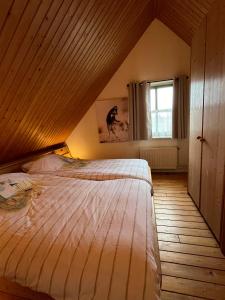 a bedroom with a large bed in a attic at Zijperbries in Oudesluis