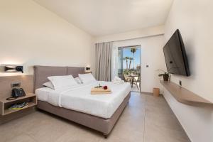 Televízia a/alebo spoločenská miestnosť v ubytovaní Ixia Dream hotel - Adults only