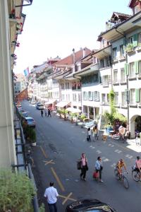 um grupo de pessoas andando por uma rua com edifícios em Heart of Bern em Berna