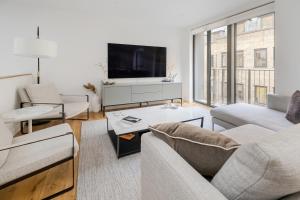 TV a/nebo společenská místnost v ubytování Luxury Central Mayfair Townhouse with AC 3BR 3BA