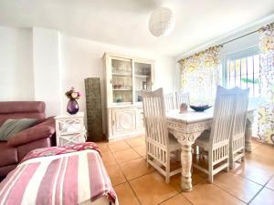 salon ze stołem, krzesłami i kanapą w obiekcie Casa Cony w mieście Tarifa