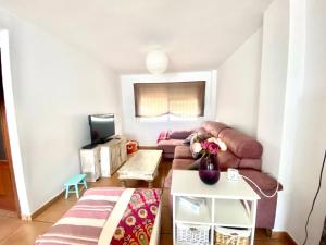 salon z kanapą i stołem w obiekcie Casa Cony w mieście Tarifa
