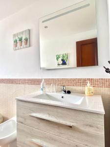 łazienka z białą umywalką i lustrem w obiekcie Casa Cony w mieście Tarifa +23 zdjęcia