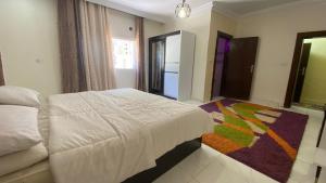 1 dormitorio con 1 cama blanca y cocina en فيلا في الطبيعة في عجلون, en Ajloun