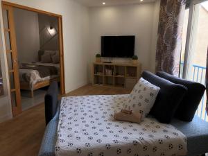 a living room with a couch and a television at Appartement Disneyland Paris in Bussy-Saint-Georges