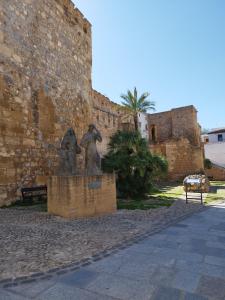une statue de deux personnes devant un mur dans l'établissement Apartamento Santa Clara centro, à Antequera 8 autres photos